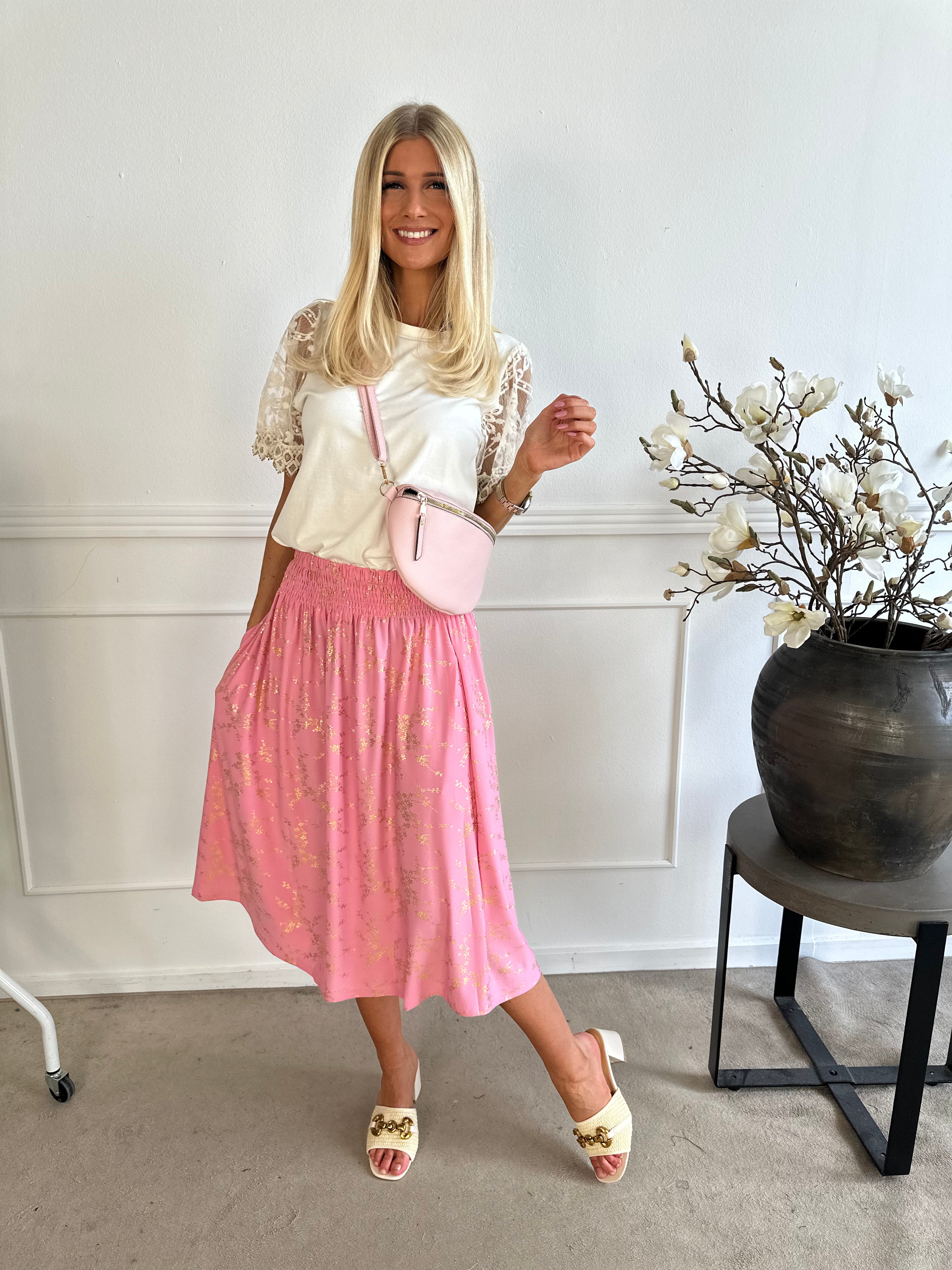 Pams Gold Midi Skirt - Kjol i stretchigt material med fickor